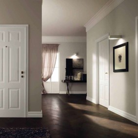 ประตูสีขาวในการออกแบบภาพถ่ายอพาร์ทเม้น