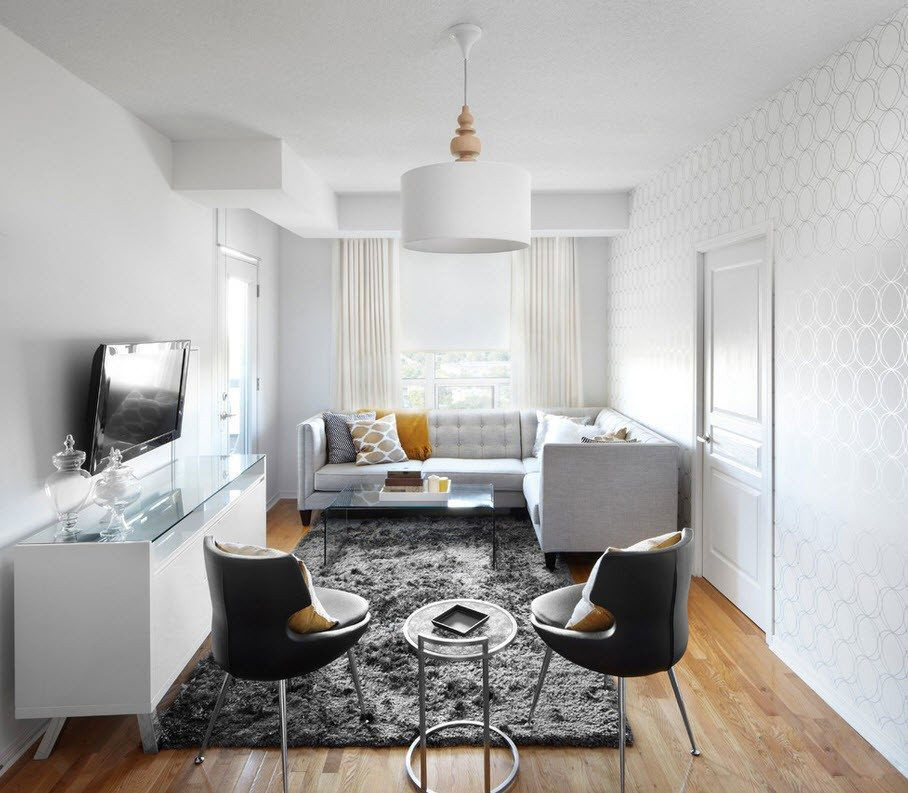 Φωτεινό σαλόνι με λευκή ταπετσαρία