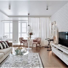 tavanul întins în hol alb