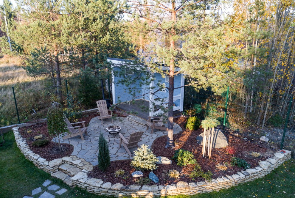 Petite tonnelle au coin d'une banlieue de 6 acres