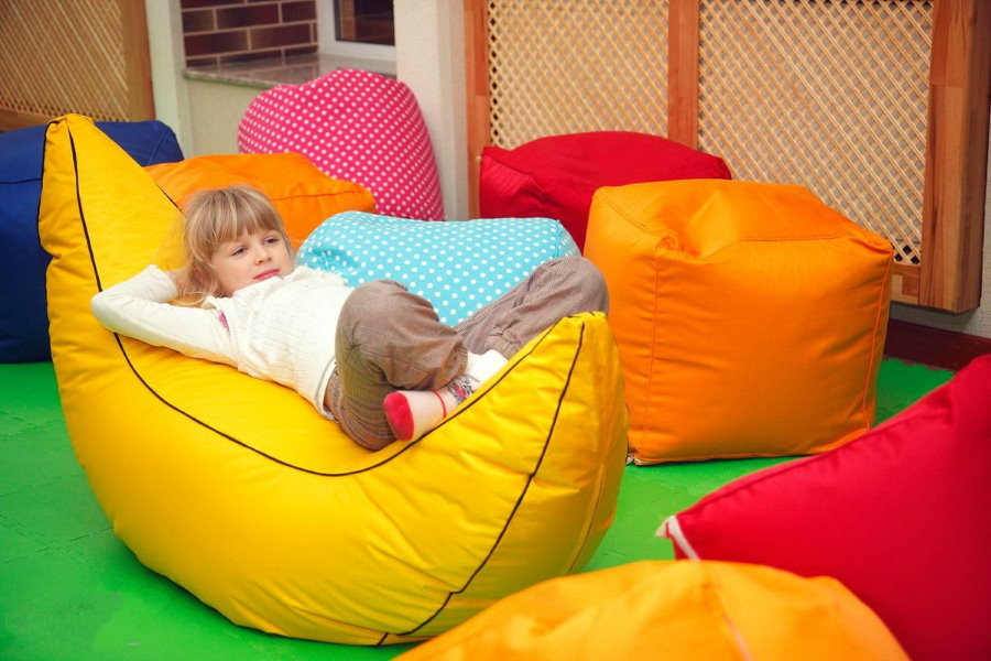 Gadis kecil di atas kerusi tanpa kerawang