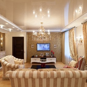 tavan extensibil bej în hol