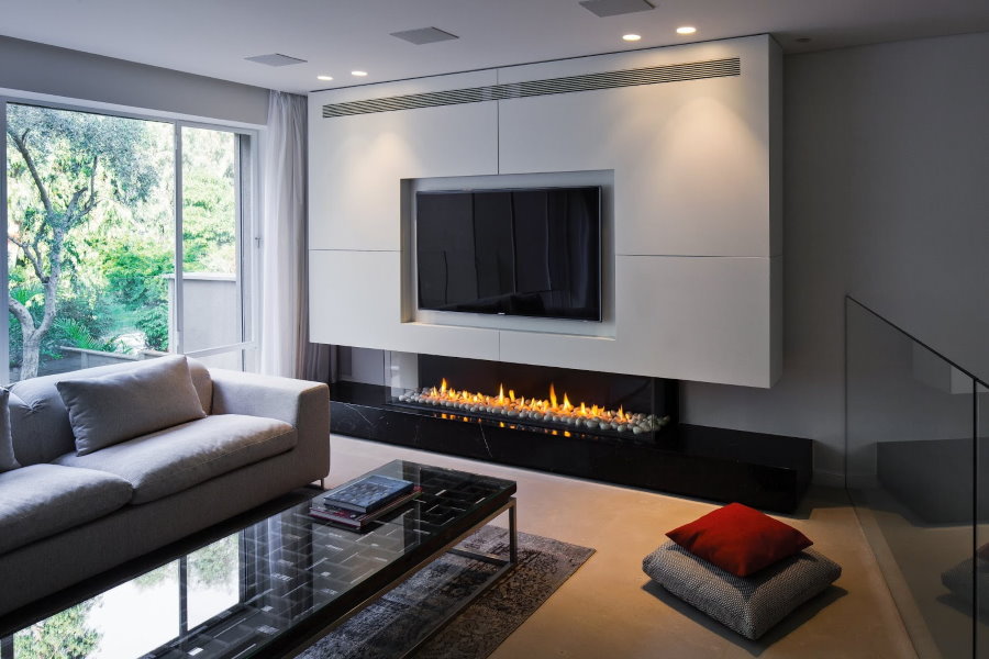 Biofireplace تحت التلفزيون في غرفة المعيشة