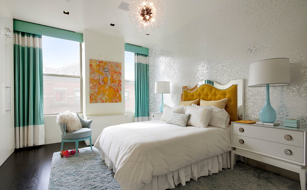 Türkisfarbene Vorhänge im Mädchenschlafzimmer