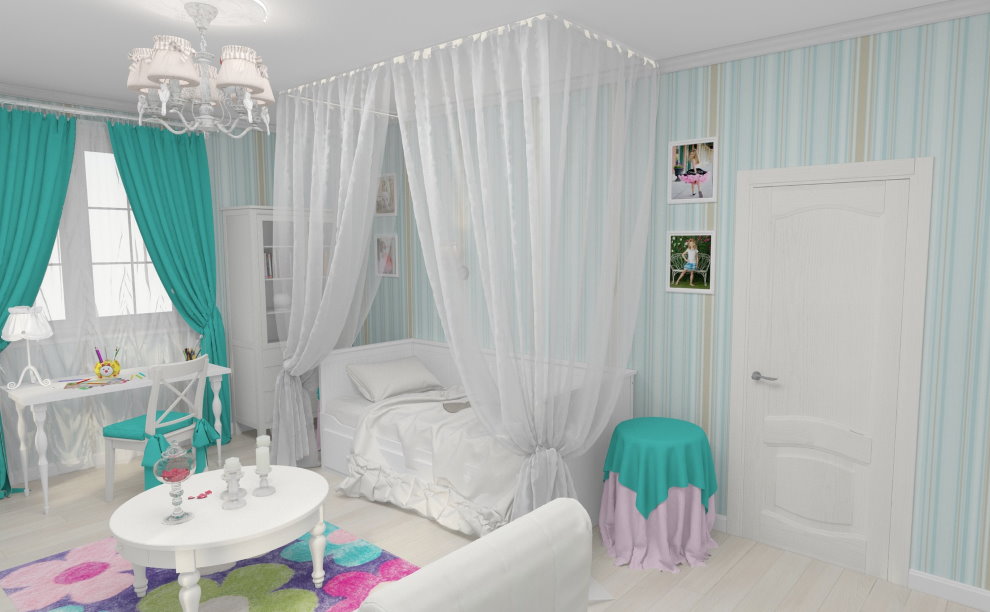 Weißer Baldachin über dem Bett der Mädchen