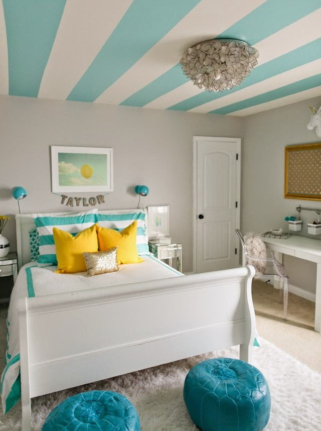 Türkisstreifen an der Decke des Kinderzimmers