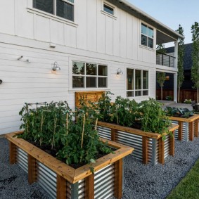 Lits hauts en tôle profilée et bois