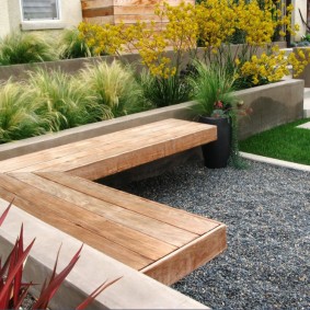 Banc de jardin de forme angulaire