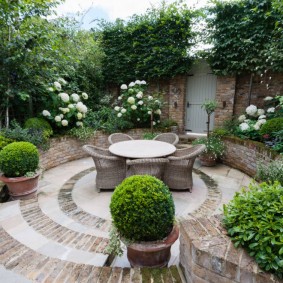 Mobilier de jardin en osier de style régulier