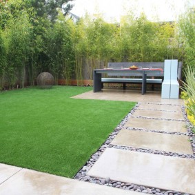 Surface parfaitement lisse d'une pelouse verte