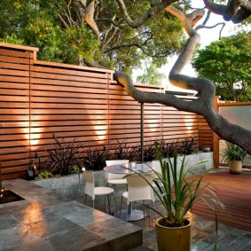 Éclairage décoratif d'une clôture en bois