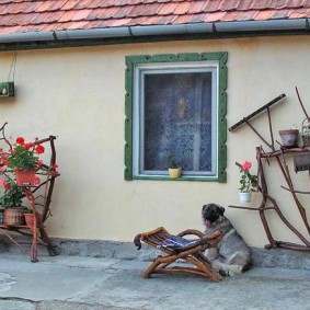 Décoration murale avec des matériaux improvisés
