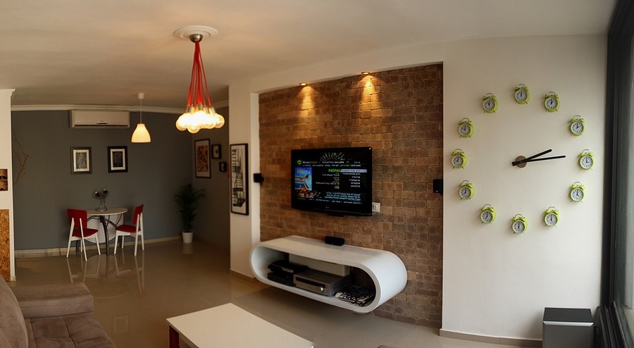 Orologio originale sulla sporgenza del muro nel soggiorno