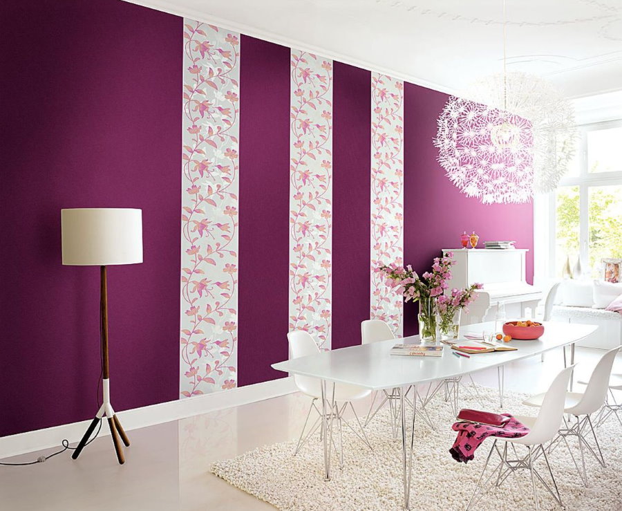 Η εναλλαγή του φωτός και της σκοτεινής ταπετσαρίας στον τοίχο της αίθουσας