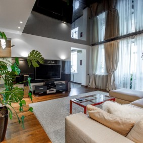 tavanul întins negru în hol