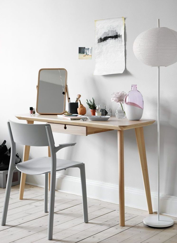 โต๊ะเครื่องแป้งไม้สำหรับเด็กผู้หญิงตัวเล็ก ๆ