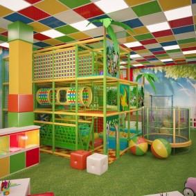 les enfants jouent à la salle des idées