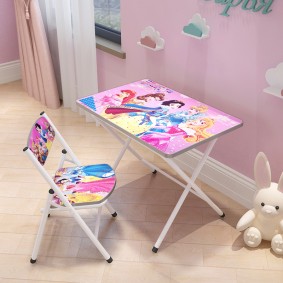 tables pour enfants avec un intérieur de chaise