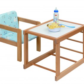 chaise en bois pour enfants photo espèces