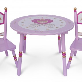 photo d'intérieur de chaise en bois pour enfant