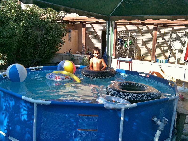 Piscine à cadre pour baigner les enfants à la campagne