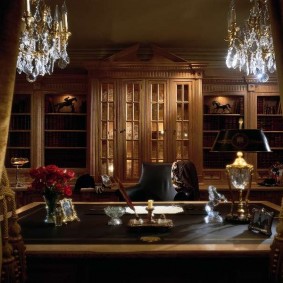 reka bentuk kabinet dengan meja besar