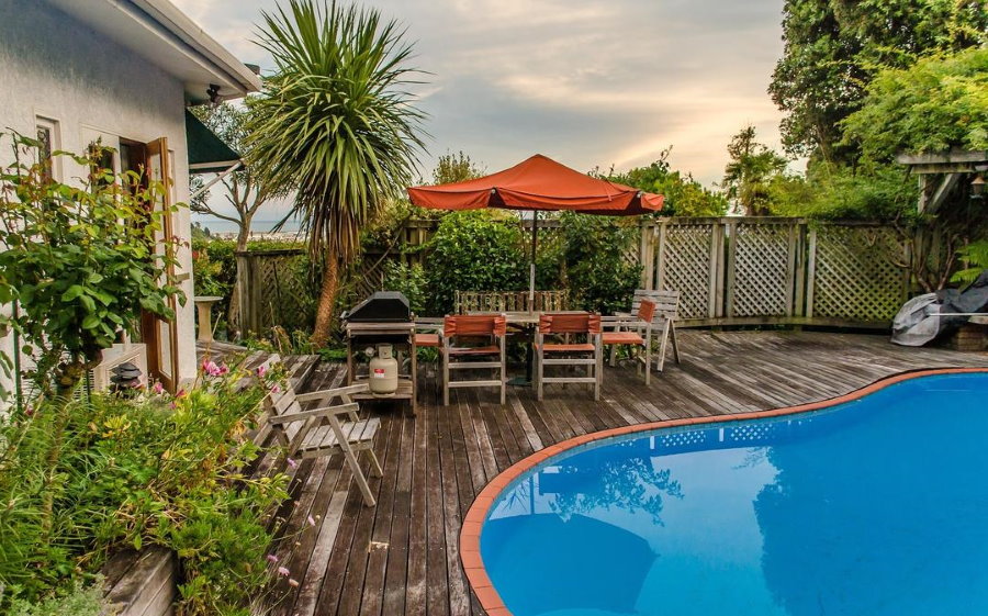 Promenade devant la piscine stationnaire