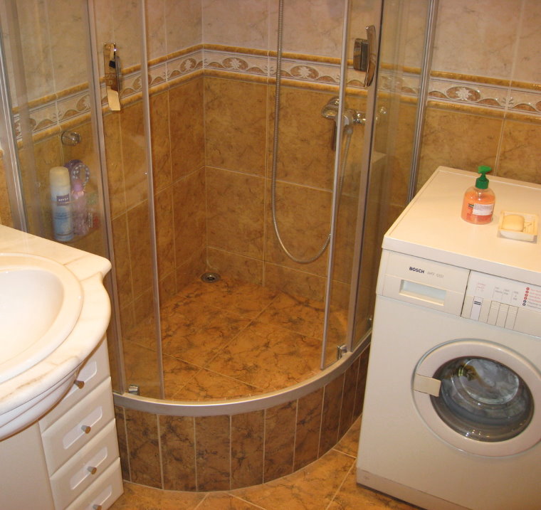 Douche d'angle séparée dans la salle de bain