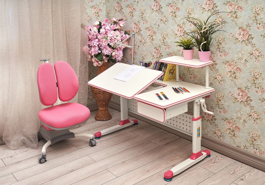 กลับเป็นสีชมพูบนเก้าอี้สูง