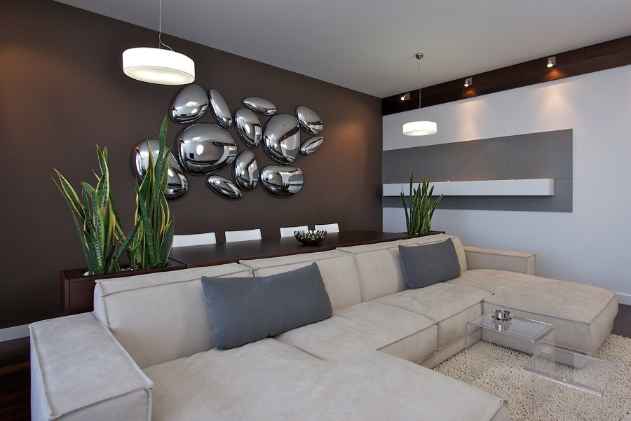 Decorazioni cromate sulla parete marrone