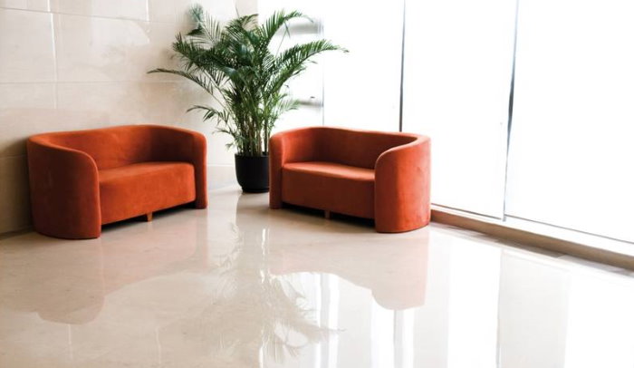 Surface brillante du plancher en uréthane époxy