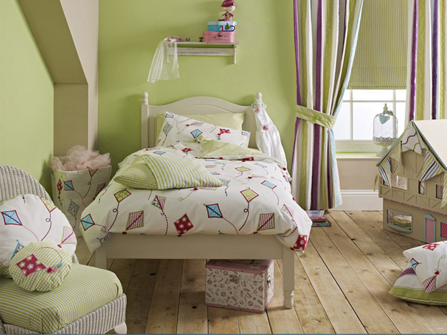 ผ้าม่านลายในห้องที่มีผนังพิสตาชิโอ