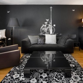 Disegni bianchi su una parete grigia