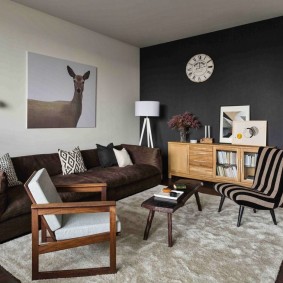 Orologio bianco su una parete grigio scuro