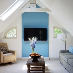 Progettazione del soggiorno in soffitta