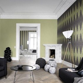 Battiscopa in poliuretano sul soffitto del soggiorno