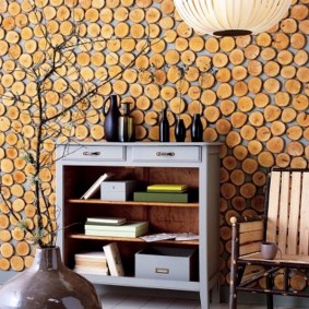 Piedistallo in legno con ripiani aperti