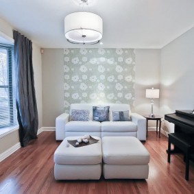 Mobili bianchi sul pavimento laminato