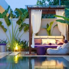 Un endroit pour se détendre près de la petite piscine