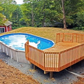 Plateforme en bois devant la piscine à ossature