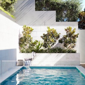 Piscine sur le versant du jardin