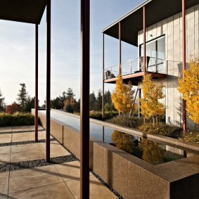 Piscine décorative à la campagne