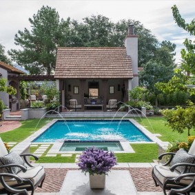 Décoration de piscine sur une petite surface