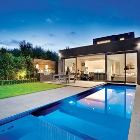 Terrain paysager avec piscine