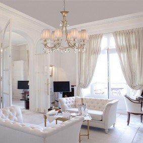 Πολυθρόνα οροφής στο σαλόνι με δύο καναπέδες