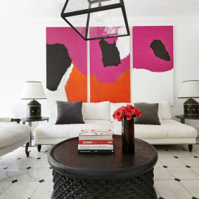 Φωτεινή εμφάνιση σε ένα λευκό δωμάτιο