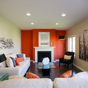 Κόκκινους τόνους σε ένα δωμάτιο με λευκά έπιπλα