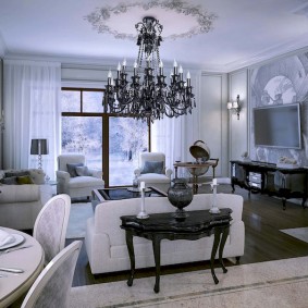 Μεγάλος πολυέλαιος στο εσωτερικό της αίθουσας