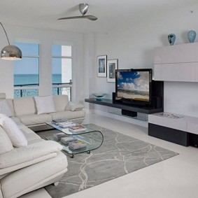 Chrome accents στο εσωτερικό της αίθουσας