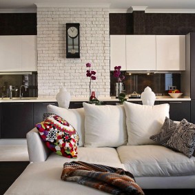 Μικρός καναπές με ύφασμα ταπετσαρίας